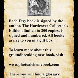 K&ouml;nnte beinhalten: Anzeige auf gealtertem Papier f&uuml;r ein signiertes Etsy-Buch. Sie beschreibt die Hardcover Collector's Edition, limitiert auf 200 Exemplare, und eine Website-Adresse. Oben befindet sich eine kreisf&ouml;rmige Schwarz-Wei&szlig;-Illustration.