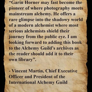 K&ouml;nnte beinhalten: Ein Dokument im Pergamentstil mit schwarzem Text. Der Text enth&auml;lt ein Zitat &uuml;ber Garin Horner und Alchemie, gefolgt von einer Unterschrift von Vincent Martin, CEO der International Alchemy Guild.