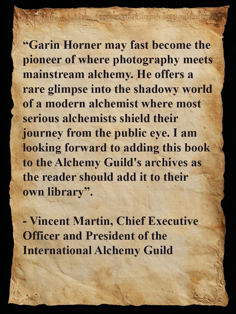 K&ouml;nnte beinhalten: Ein Dokument im Pergamentstil mit schwarzem Text. Der Text enth&auml;lt ein Zitat &uuml;ber Garin Horner und Alchemie, gefolgt von einer Unterschrift von Vincent Martin, CEO der International Alchemy Guild.