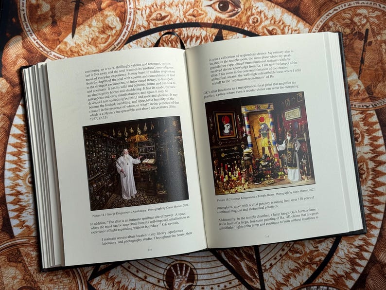 K&ouml;nnte beinhalten: Ein offenes Buch mit zwei Fotografien. Eine zeigt eine Person in einem wei&szlig;en Gewand in einem Raum mit Regalen voller Objekte. Die andere zeigt einen Raum mit Kerzen und einer Person in einem wei&szlig;en Gewand. Das Buch liegt auf einer gemusterten Oberfl&auml;che.