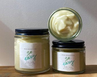 Könnte beinhalten: Drei Gläser Körpercreme mit einem grün-weißen Etikett, auf dem "go easy" und "FRITA MEANS LOVE" steht.