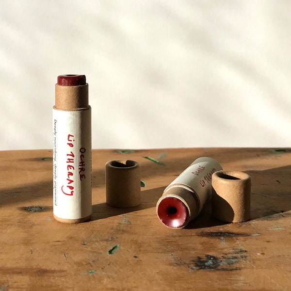 OCHER LIP THERAPY oxyde de fer + rouge à lèvres bio racine d'alcanette dans un emballage compostable ! (tube en carton de 0,15 oz)