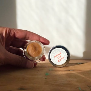 MAPLE LIP BUFF - ein köstliches Lippenpeeling mit Ahornzucker und erstklassigen biologischen Ölen (Glastiegel)