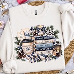 Winterse boekenstapel PNG, gezellig koffieontwerp voor besneeuwde dagen, digitaal sublimatiebestand voor ijzige ochtenden