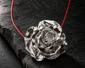 Collier pendentif rose en métal : tour de cou gothique en cordon