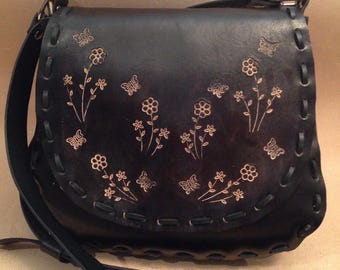 Sac en cuir noir repoussé Norma - sac à main en cuir repoussé à la main - bandoulière en cuir repoussé - sac à bandoulière en cuir repoussé personnalisé - floral