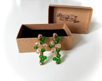 Pendientes colgantes artesanales con cristales de vidrio verde, acero inoxidable 304 y latón – joyas geométricas para mujer