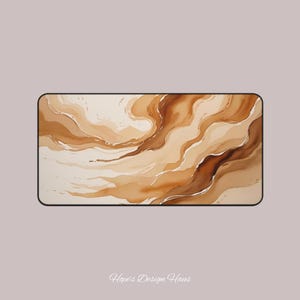 Op de afbeelding: Rechthoekige bureaumat met een aquarelontwerp in bruin- en beigetinten. Het ontwerp heeft vloeiende, abstracte vormen. De mat heeft een zwarte rand en de tekst "Hope's Design Haus" rechtsonder.