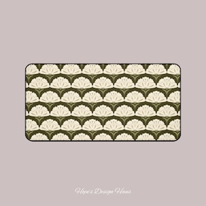 Op de afbeelding: Rechthoekige decoratieve mat met een herhalend bloemenpatroon. De bloemen zijn crèmekleurig met olijfgroene stelen en bladeren, tegen een donker olijfgroene achtergrond. De mat heeft afgeronde hoeken en de tekst "Hope's Design Haus" staat onderaan.