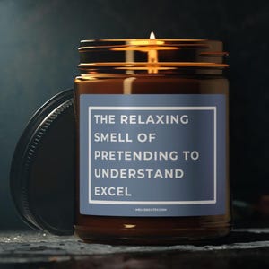 Könnte beinhalten: Eine brennende Kerze in einem braunen Glas mit goldenem Deckel. Auf dem Etikett steht "THE RELAXING SMELL OF PRETENDING TO UNDERSTAND EXCEL". Das Glas ist offen, der Deckel liegt daneben.