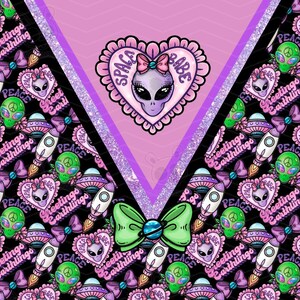Op de afbeelding: Een zwarte achtergrond met een herhalend patroon van alien gezichten, raketten en de woorden "Greetings Earthlings" en "Peace". Een roze hart met de woorden "Space Babe" en een alien gezicht erin bevindt zich in het midden van de afbeelding. Een groene strik met een blauw midden bevindt zich onder het hart.