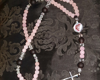 Kawaii süße rosa / schwarze Gebets-Rosenkranz-Katholische Gebetshalskette