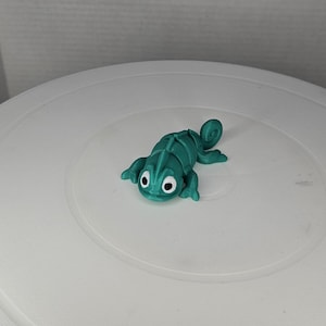 Articulated Chameleon Figure – 3D-Printed Movable Lizard Design – Unique Desk Decor, Collectible Gift, or Fun Display for Reptile Lovers