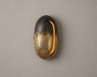 Aplique de pared de latón ennegrecido, lámpara minimalista escultural, decoración moderna con pátina quemada.