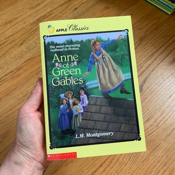 Vintage 1980s Kids Chapter Book, Anne of Green Gables by LM Montgomery 1989 Paperback VGC