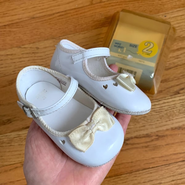 Size 2 Vintage 1980s Baby Girl Shoes, White Faux Patent Leather Mary Janes w/ Bow