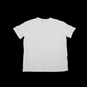 Op de afbeelding: Een effen wit T-shirt met korte mouwen.