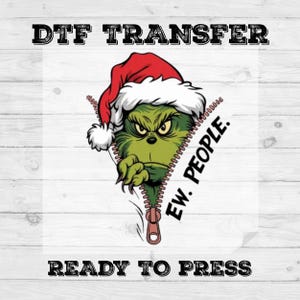 Könnte beinhalten: DTF-Transferdruck mit dem Grinch, der einen Weihnachtsmütze trägt und aus einem Reißverschluss hervorkommt. Der Grinch ist grün und hat einen wütenden Gesichtsausdruck. Text enthält "DTF TRANSFER", "EW. PEOPLE." und "READY TO PRESS".