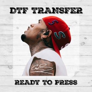 Könnte beinhalten: Bild einer Person, die eine rote Baseballkappe mit den Buchstaben "S" und "5" in Grün und Lila trägt. Das Bild enthält auch den Text "DTF TRANSFER" und "READY TO PRESS" in fetter schwarzer Schrift.