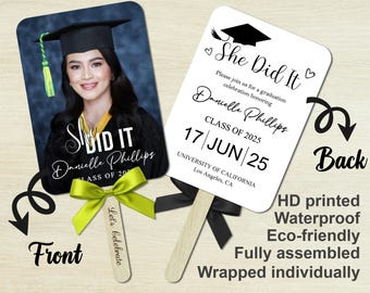 Può includere: Ventaglio di laurea con foto di una laureata in toga e cappello. Il fronte del ventaglio recita "She Did It" e il nome della laureata. Il retro include i dettagli della laurea. Sono attaccati un fiocco verde e un bastoncino di legno.