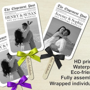 Puede incluir: Abanicos de boda con fotos en blanco y negro de parejas, que se asemejan a recortes de periódicos. Cada abanico tiene un lazo colorido y un palito de madera que dice "Let's Celebrate". El texto en los abanicos dice "The Elopement Post".