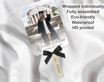 Può includere: Un ventaglio di laurea con una foto di una laureata con cappello e toga. Il ventaglio include il testo "CLASS OF 2025 Danielle Phillips UCLA SCHOOL OF NURSING" e "Let's Celebrate". Il ventaglio è confezionato singolarmente, completamente assemblato, ecologico, impermeabile e stampato in HD.