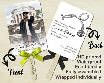 Può includere: Ventaglio di laurea con foto di una laureata in toga e cappello, con la scritta "Classe 2025" e il nome della laureata. Il retro del ventaglio presenta un'illustrazione di stetoscopio e i dettagli dell'evento. Un fiocco verde e un bastoncino di legno sono attaccati.