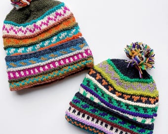 Handstickad ullmössa med fleecefoder – Varm vintermössa med pompom, unik Fair Isle-stickning, unisex