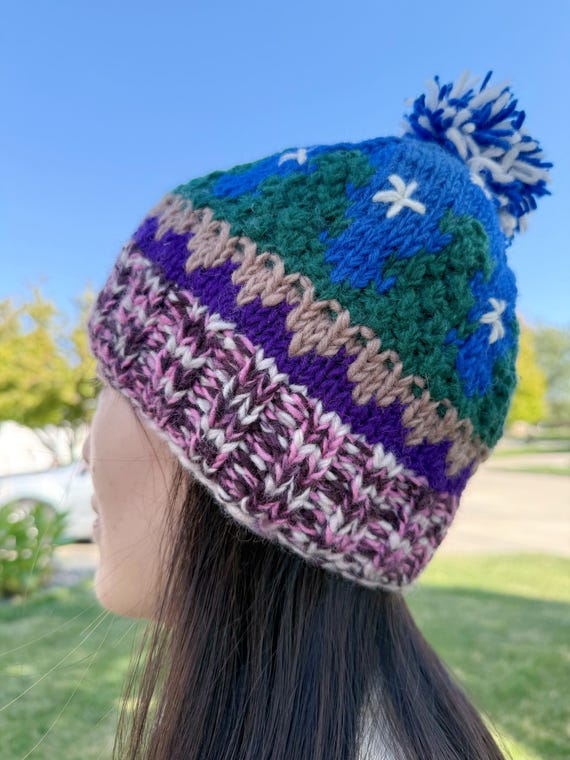 Bonnet Femme Avec Pompon Rose - Fait Main En 100% Laine Du Népal - Modèle Péruvien Géométrique Hiver