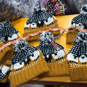 Sheep Wool Beanie – Hand-Knitted Nepal Hat with Fleece Lining & Pom-Pom | Fun Winter Gift for Skiing or Outdoors
