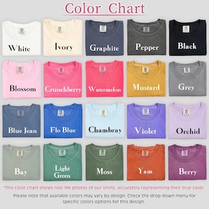 Puede incluir: Carta de colores que muestra 18 colores diferentes de camisetas. Los colores est&aacute;n dispuestos en cuatro filas de cinco colores cada una. Los colores son: Blanco, Marfil, Grafito, Pimienta, Negro, Flor, Crunchberry, Sand&iacute;a, Mostaza, Gris, Vaquero Azul, Flo Blue, Chambray, Violeta, Orqu&iacute;dea, Bah&iacute;a, Verde Claro, Musgo, Yam y Baya.