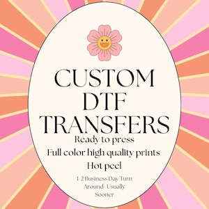 Könnte beinhalten: Ein weißes Oval mit einer rosa Blume mit einem gelben Smiley-Gesicht in der Mitte. Der Text "CUSTOM DTF TRANSFERS" ist in schwarzer Schrift. Unter dem Text steht "Ready to press", "Full color high quality prints", "Hot peel", "1-2 Business Day Turn Around-Usually Sooner". Das Oval ist von einem rosa und orangefarbenen Sonnenstrahlen umgeben.