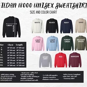 Pu&ograve; includere: Una tabella delle taglie e dei colori per felpe unisex Gildan 18000. La tabella mostra vari colori, tra cui nero, blu navy e rosso. Le misure sono fornite in centimetri per il petto e la lunghezza, con taglie dalla S alla 5XL.
