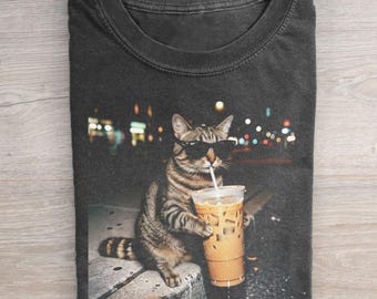 Camiseta con gato bebiendo café helado / Camiseta con meme de animal divertido / Camiseta con gato amante del café / Camiseta con colores cómodos, camiseta gráfica unisex