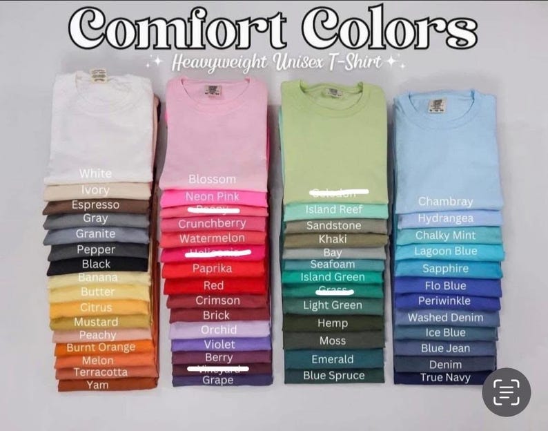 Pu&ograve; includere: Pile di magliette unisex Comfort Colors pesanti in vari colori, tra cui bianco, rosa, verde e blu. L'immagine mostra una vasta gamma di tonalit&agrave;, dai pastelli chiari alle tonalit&agrave; pi&ugrave; scure, con ogni colore etichettato.