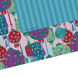 Może przedstawiać: Wzorzysta mata z wiszącymi lampionami w odcieniach czerwieni, fioletu, zieleni i niebieskiego. Mata ma jasnoniebieski, pasiasty fragment i napis "Will Mahjong".