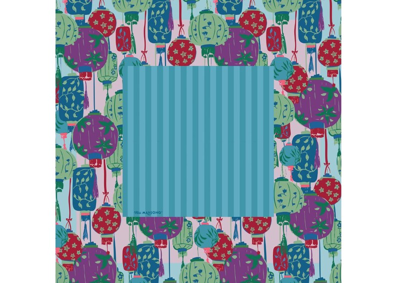 Może przedstawiać: Kolorowy wz&oacute;r z wiszącymi lampionami w odcieniach fioletu, czerwieni, zieleni i niebieskiego. Lampiony mają kwiatowe i geometryczne wzory. Obecny jest r&oacute;wnież centralny kwadrat z pionowymi niebieskimi paskami.