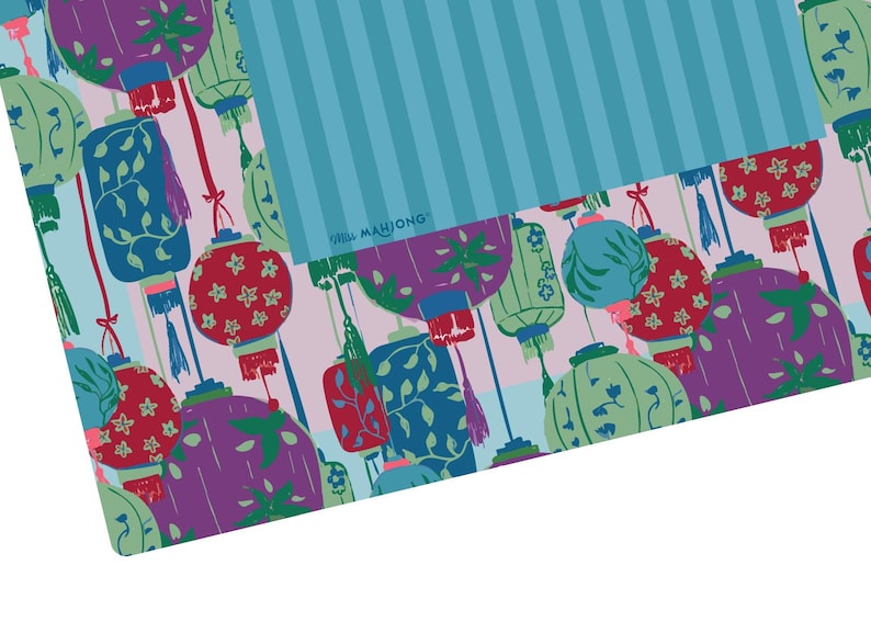 Może przedstawiać: Wzorzysta mata z wiszącymi lampionami w odcieniach czerwieni, fioletu, zieleni i niebieskiego. Mata ma jasnoniebieski, pasiasty fragment i napis "Will Mahjong".