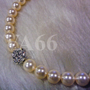Classic Pearl Neklace con Fireball Cream Ivory Elegante 18KGP 8mm Swarovski Pearl Collar 1 hebra 18 pulgadas (45.6cm) 27 opciones de color