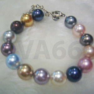 Könnte beinhalten: Ein Perl-Armband mit einem silbernen Verschluss. Die Perlen sind in verschiedenen Farben, darunter weiß, rosa, blau, lila und schwarz.