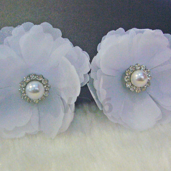 Boucles d’oreilles de fleur de tissu faites à la main Organza White Floral Jewelry Lightweight Pearl n Rhinestone Crystal Diamond Bridesmaids Beach Wedding