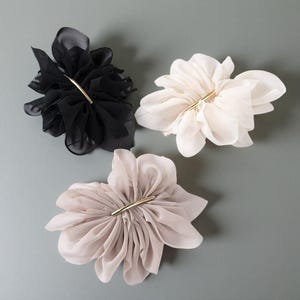 Big Spring Hair Claw Clip for Women - Metal Chiffon Flower Hairpin, Ponytail Holder, Fashion Barrettes, Cute Hairgrip Accessories
