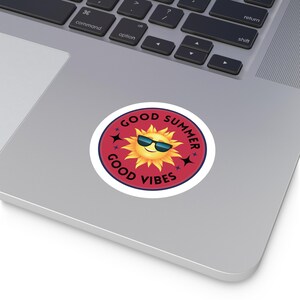 Sticker estival rétro, Good Summer Good Vibes, motif soleillé avec des nuances