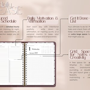 Peut inclure: Un agenda marron avec une reliure spirale dor&eacute;e. L'agenda comprend un planning journalier, une section de motivation et d'affirmation quotidienne, une liste de t&acirc;ches &agrave; faire et un espace quadrill&eacute; pour les notes et la cr&eacute;ativit&eacute;. L'agenda est ouvert sur un mercredi de janvier.