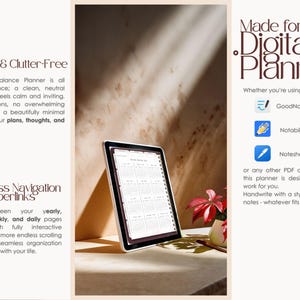 Peut inclure: Un planificateur num&eacute;rique au design neutre, ouvert sur une table avec une plante rouge en arri&egrave;re-plan. Le planificateur est con&ccedil;u pour la planification num&eacute;rique et peut &ecirc;tre utilis&eacute; avec des applications comme GoodNotes, Notability et Noteshelf. Le texte sur la page indique "Navigation sans effort avec des hyperliens".