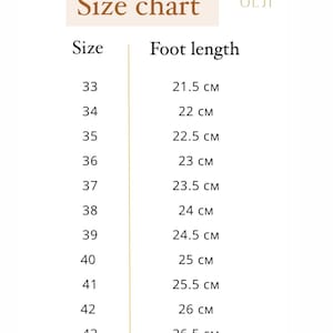 Puede incluir: Una tabla de tallas de zapatos que muestra las tallas de la 33 a la 43, con las longitudes de pie correspondientes en cent&iacute;metros, de 21,5 cm a 26,5 cm. La tabla tiene el t&iacute;tulo "Size chart" e incluye el logotipo de la marca "OLJI".