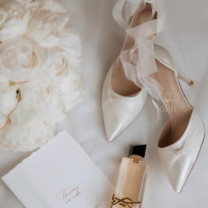 Hochzeit Heels, Perlenschuhe, weißer Perlenabsatz, Heels mit Schleife, Brautschuhe, High Heel Pumps, Braut Stilettos, Braut Heels