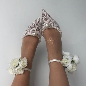 Hochzeitsschuhe, weiße Schuhe mit Spitze, Brautschuhe aus Spitze, Brautschuhe, weiße transparente Schuhe für die Hochzeit, Hochzeitsschuhe, Perlenschuhe