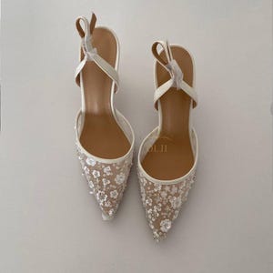 Elegante Elfenbein Hochzeit Kitten Heels Spitze Brautschuhe mit Bügel Komfortable Low Heel Hochzeit Pumps Spitz Toe Hochzeitsschuhe für die Braut