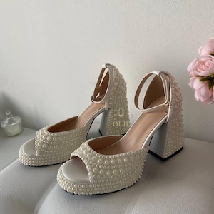 Pearl Bridal Block Heels, White Wedding Sandals, Chunky Heels with Pearls, Bridal Shoes for Bride, Comfortable Heels for Wedding Day